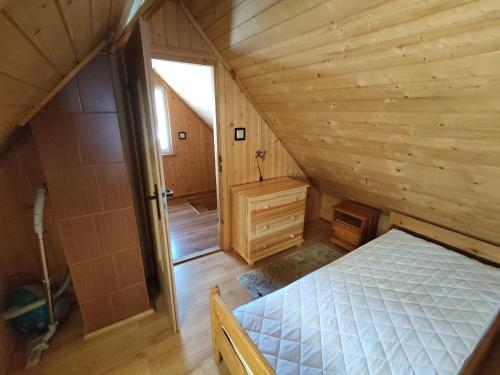 una vista aérea de un dormitorio en una cabaña de madera en Domek Gajowego en Ropienka