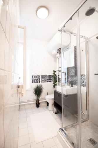 une salle de bain avec une douche, des toilettes et un lavabo dans l'établissement Appartement 2 pièces chic à Paris, à Gentilly