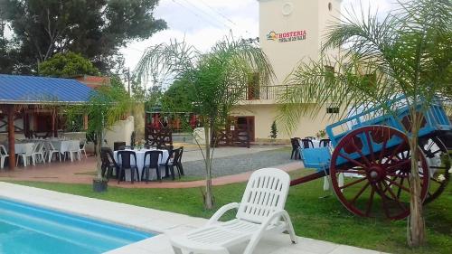 Chicoana的住宿－Portal De Los Valles，度假村设有游泳池、桌椅和桌椅