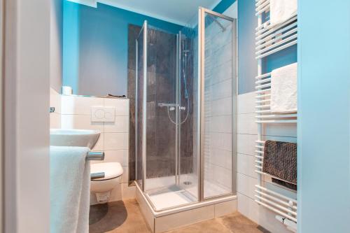 un baño con ducha y WC en Casa Mexicana, en Nienburg