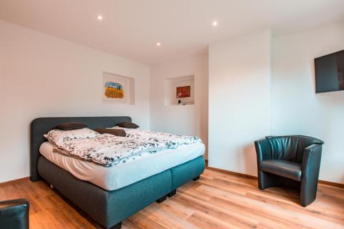 un dormitorio con una cama y una silla en Casa Mexicana, en Nienburg