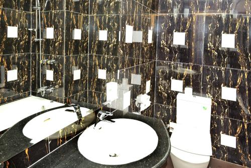 Un baño de Hotel Grand United - 21st Downtown