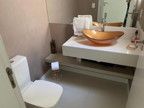 bagno con lavabo e servizi igienici di Cobertura com jacuzzi e churrasqueira privada - Praia dos Ingleses a Florianópolis