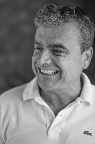 a man is smiling while wearing a white shirt at La Maison du Passage - Chambres - Suites premium, Spa, Piscine et Restaurant in Martignargues