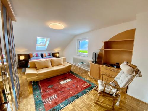 ein Wohnzimmer mit einem Sofa und einem TV in der Unterkunft Bei Annelie in Krakaudorf