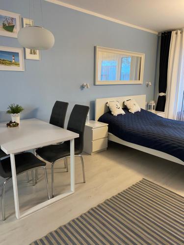 ポゴジェリツァにあるApartament Nautica Pogorzelicaのベッドルーム1室(ベッド1台、テーブル、椅子付)