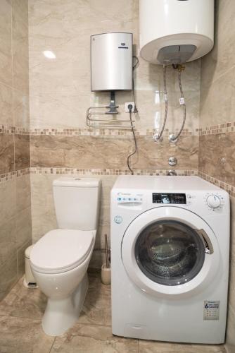 a bathroom with a washing machine and a toilet at IN LUX SPA APARTMAN in Vrnjačka Banja