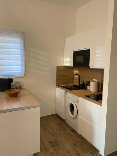 Η κουζίνα ή μικρή κουζίνα στο Monaco Cosy Studio