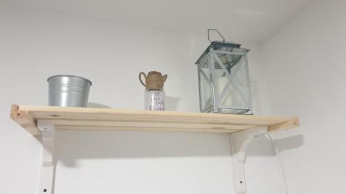 - une étagère en bois avec une lanterne dans l'établissement La Casita de Guille, à Montejaque