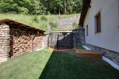 Zahrada ubytování Chalupa Tomášek v blízkosti ski areálu