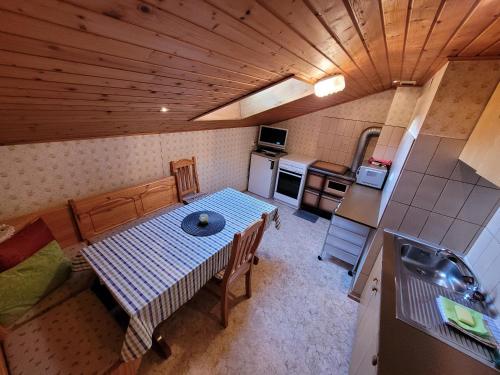Gästehaus Bergwald - Pötscherjahringerhofにあるキッチンまたは簡易キッチン