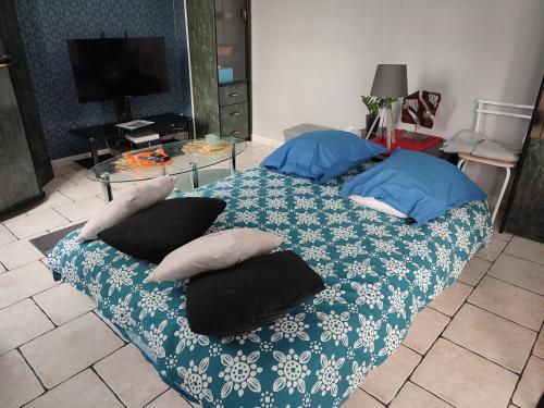ヌヴェールにあるGrand T2 pour Déplacement professionnel, stage, famille-のベッドルーム1室(ベッド2台、枕、テーブル付)