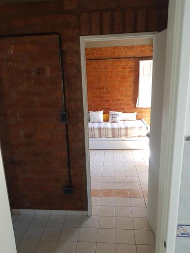 1 dormitorio con 1 cama en una habitación con puerta en Departamentos El Colono PA 4 en Viedma