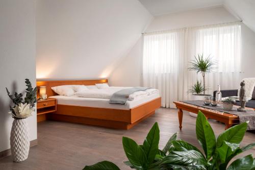 מיטה או מיטות בחדר ב-Hotel am Ludwigskanal