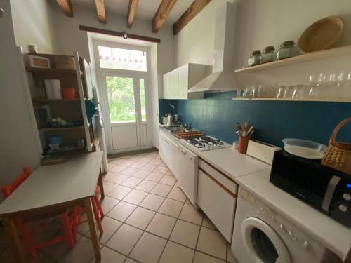 uma cozinha com um lavatório e um fogão forno superior em Domaine de Montourley em Castets