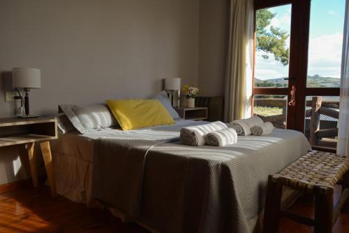 ein Schlafzimmer mit einem Bett mit Handtüchern darauf in der Unterkunft Refugio En Las Sierras in Tandil