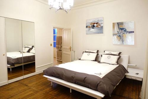 Uma cama ou camas num quarto em EXCEPTIONNEL PROPRIETE STANDING 90 m2 PARKING PRIVE BEL EXTERIEUR CENTRE VILLE CLIMATISE
