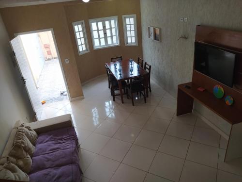 圣塞巴斯蒂安Sobrado Refúgio do Mar - Aconchego e Conforto perto das Praias的带餐桌和电视的客厅