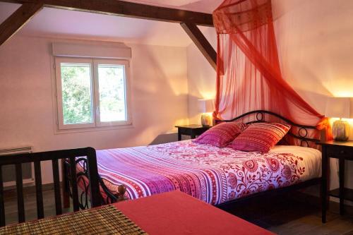 a bedroom with a bed and a window at 2 Coeurs 2 Landes in Garrosse