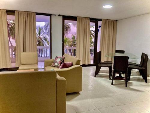 sala de estar con sofá, mesa y sillas en Apartamento Karey 203 Rodadero, Santa Marta, en Santa Marta