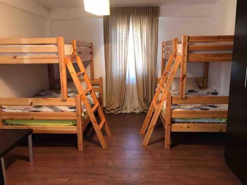 Ένα ή περισσότερα κρεβάτια σε δωμάτιο στο Spacious and comfy ski-in apartment w/balconies