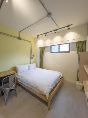 a bedroom with a bed and a desk in it at Febe旅日子 in Taichung