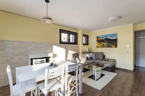 comedor y sala de estar con mesa blanca y sillas en Cortina Comfort House en Cojana