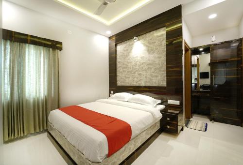 een slaapkamer met een groot bed en een raam bij SS CROWN inn in Bangalore