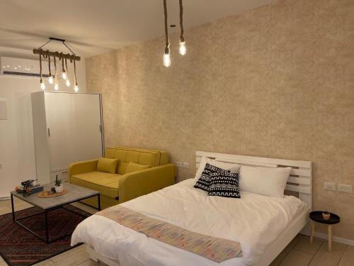 White view 객실 침대