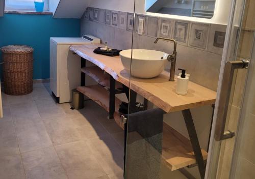 - une cuisine avec un comptoir avec un bol dans l'établissement Cosis Colmar - 2 Chambres - 4 Pers - Duplex - Parking - Wifi, à Colmar