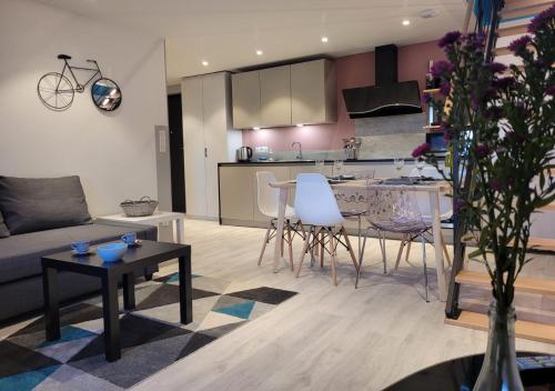 un salon avec un canapé et une cuisine dans l'établissement Cosis Colmar - 2 Chambres - 4 Pers - Duplex - Parking - Wifi, à Colmar