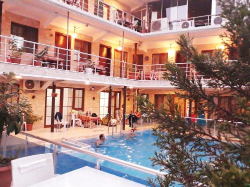 un homme dans une piscine dans un bâtiment dans l'établissement Alida Hotel, à Pamukkale