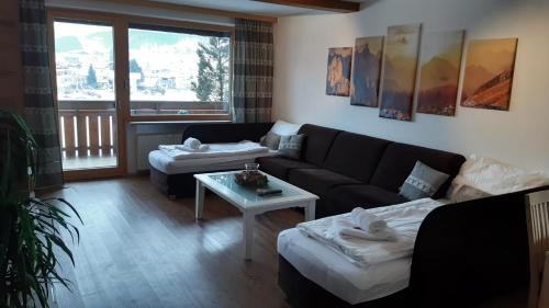 ein Wohnzimmer mit einem Sofa und einem Tisch in der Unterkunft Apartment Romy in Kaprun