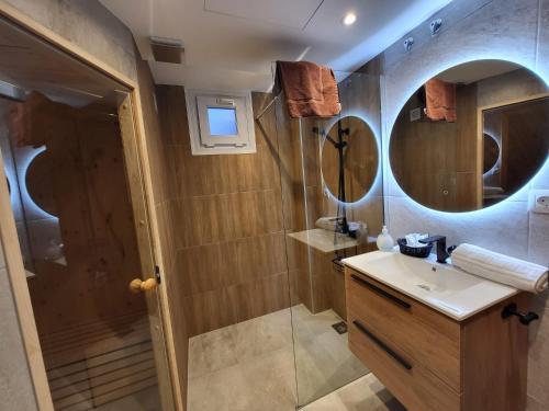 un baño con lavabo y espejo en Miramar Ski a pie de pista, en Sierra Nevada