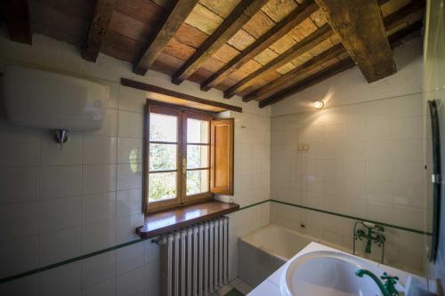uma casa de banho com um lavatório, uma janela e uma banheira em La Fonte, Umbria em Lugnano