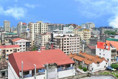 Γενική άποψη της πόλης Γιανγκόν ή θέα της πόλης από  αυτό το ξενοδοχείο
