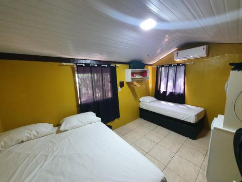 Habitación pequeña con 2 camas en una habitación en Home Camping Tianguá 1,5 KM do Sítio do Bosco en Tianguá