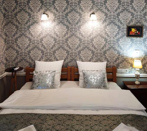 un dormitorio con una cama con dos almohadas en Always Welcome, en Tiflis