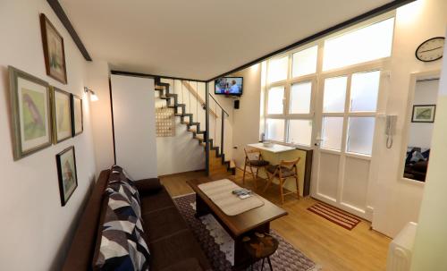 贝尔格莱德Central Ant Apartment的客厅里有一张沙发、一张桌子和一扇窗户