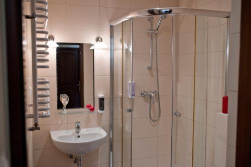 a bathroom with a shower and a sink at Pensjonat pod Samowarem in Tylicz