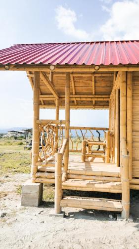 a wooden gazebo with a red roof at Pachingo Tatacoa Desert in La Victoria