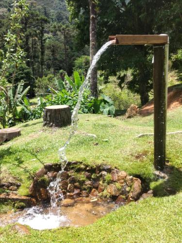 Un jardín fuera de Pousada Pizzaria do Vale