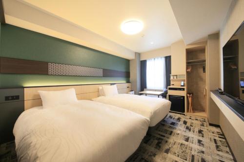 Keisei Richmond Hotel Tokyo Monzennakacho tesisinde bir odada yatak veya yataklar