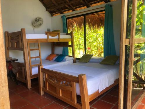une chambre avec deux lits superposés et une fenêtre dans l'établissement Hotel Zaku Reserva Natural, à Palomino