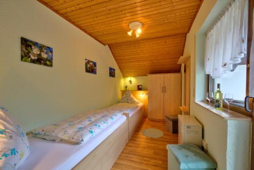 Postel nebo postele na pokoji v ubytování Ferienhaus "Anne" und Weingut Willi Fett