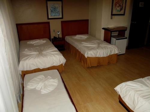 Katil atau katil-katil dalam bilik di Geneviee Palace Hotel