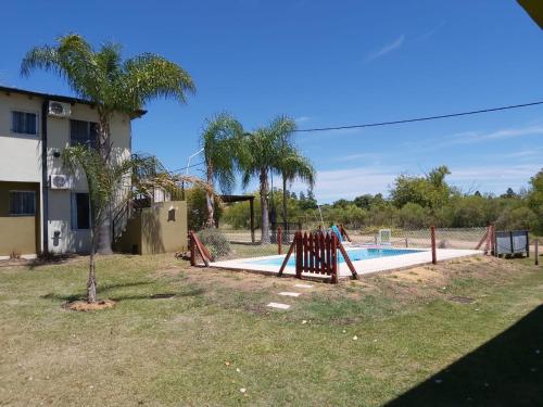 una piscina con un tobogán en un patio en Complejo Antares en San José