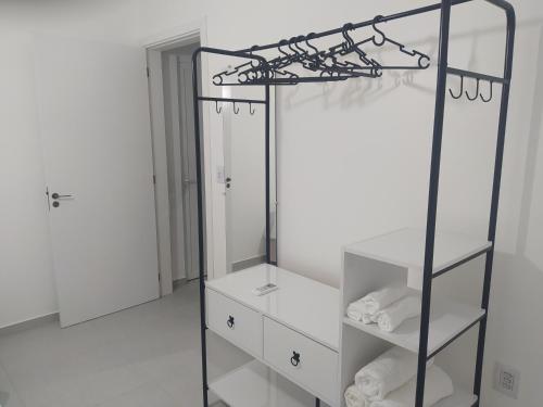 een kleedkamer met een spiegel en een dressoir bij Trentino 66 - Hospedagem em Ijuí, casa agradável com estacionamento in Ijuí