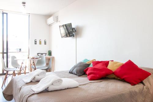 una camera da letto con un letto e asciugamani di Nica Suite a Buenos Aires