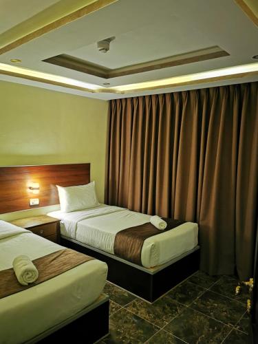 Una cama o camas en una habitación de TAJ Hotel